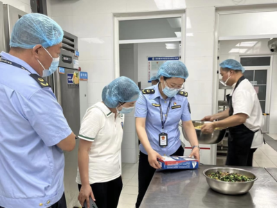 筑牢節(jié)日食品安全防線——許昌市市場(chǎng)監(jiān)督管理局東城區(qū)分局扎實(shí)開展“雙節(jié)”期間餐飲企業(yè)專項(xiàng)檢查
